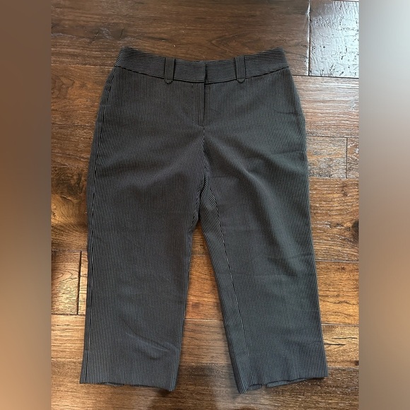 Ann Taylor Pants - Ann Taylor Black and White Patterned Crop Pants- size 6